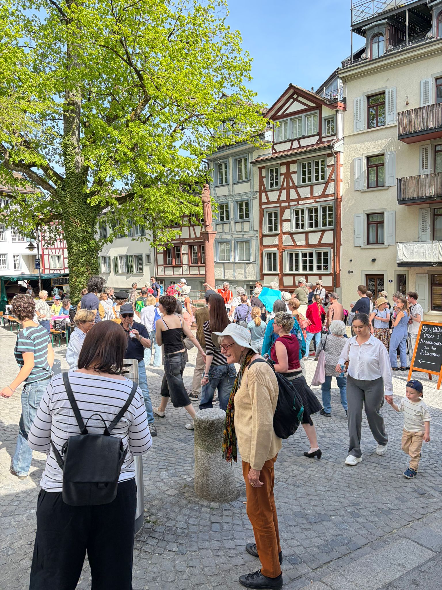 Frauenstadtrundgang macht Halt bei der Wiborada-Statue