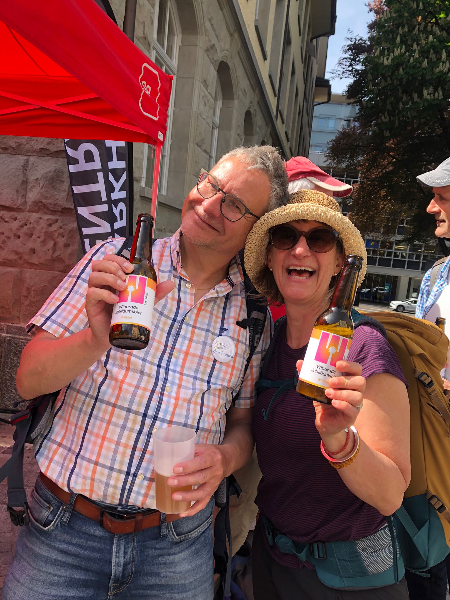Pilger und Pilgerin lassen sich das Wiboradabier schmecken.