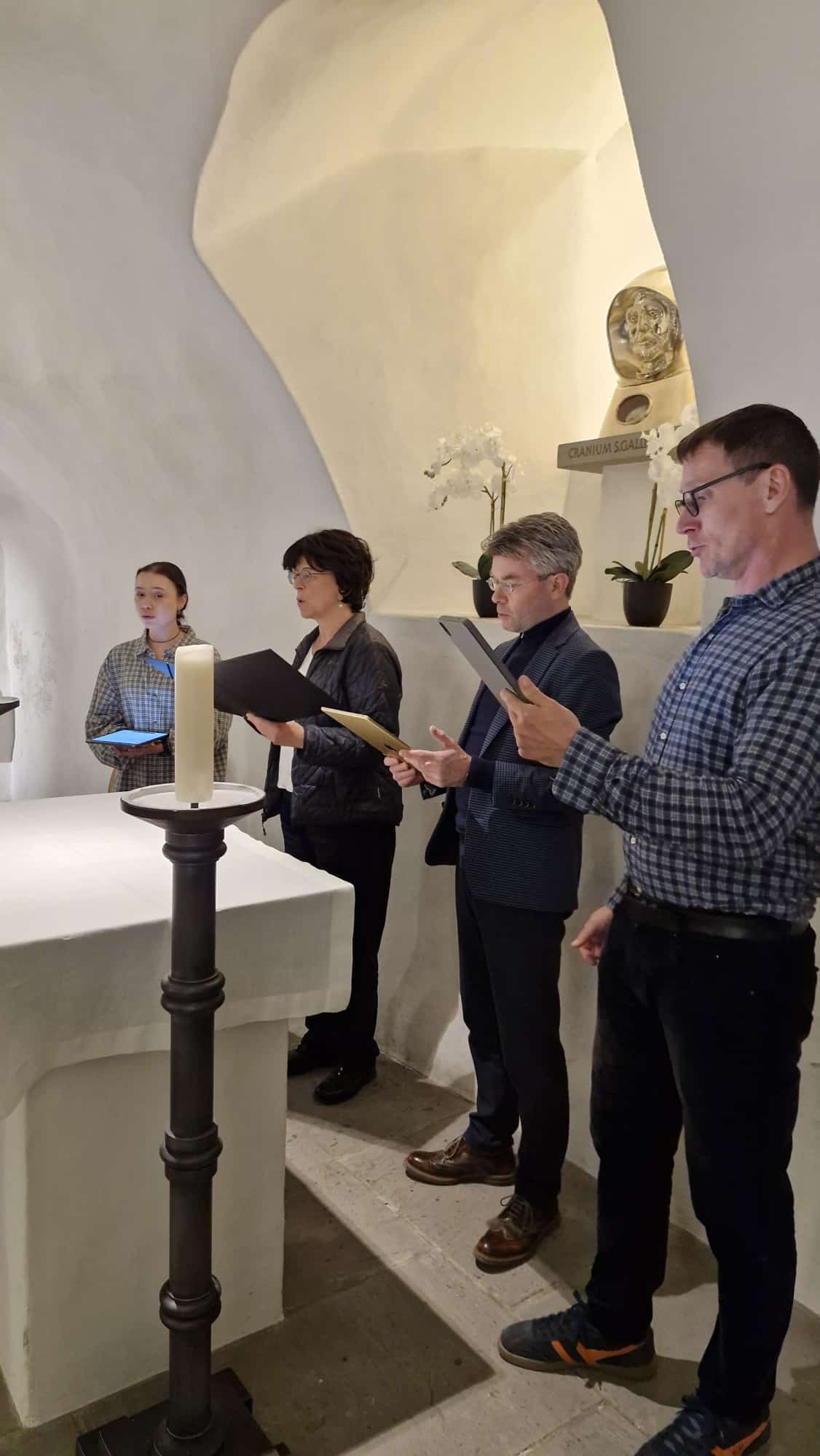 St.Galler Klosterhofquartett singt das Wiborada-Lied von Helge Burggrabe in der Galluskrypta.