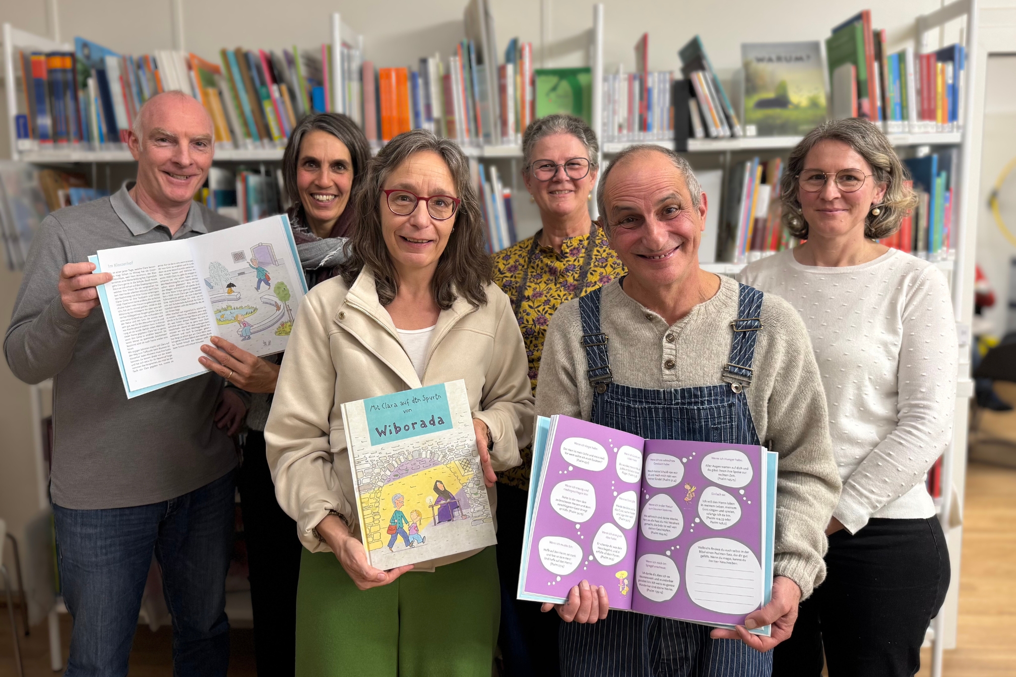 Foto: Gabi Ceric und Patrick Steiger (vorne) bei der Buchpräsentation am 28.11.2025 in Altstätten, gemeinsam mit (v.l.n.r.) Werner Sivec, Leitung Galledia Druckerei Rheintal, Manuela Mitter, Leiterin Medienstelle Altstätten, Hildegard Aepli, Initiantin des Wiborada-Projektes und Alexandra Moser, Mitarbeiterin Medienstelle Altstätten. 